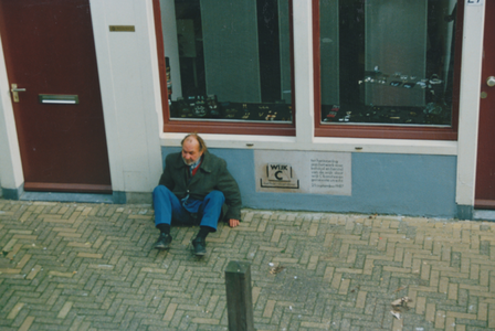 862613 Afbeelding van 'Willem de Zwerver', een bekende verschijning in Wijk C, die 'even is gaan zitten omdat ie last ...